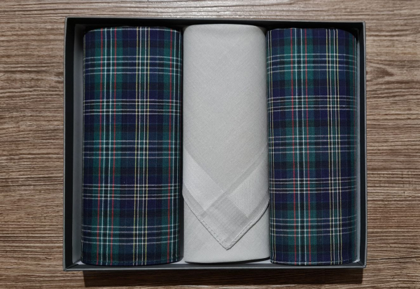 Personalisiertes Damentaschentuch 3er Set Ulrike2 aus Baumwolle mit Bestickung, 30x30 cm