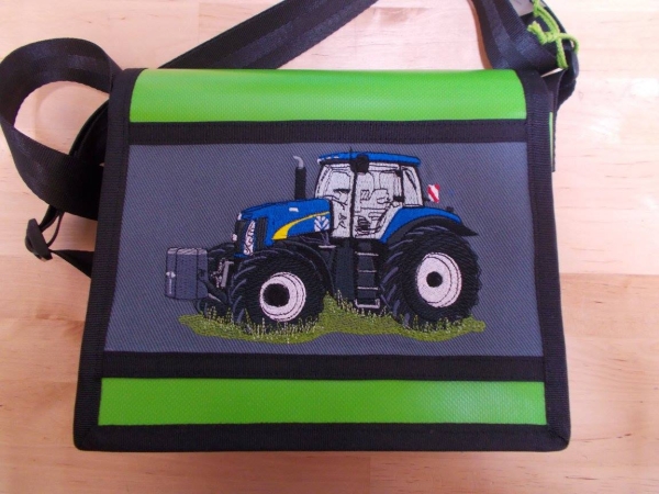 Kindergartentasche mit blauem Traktor Motiv für Kindergarten und Kita