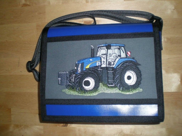 Personalisierbare Kindergartentasche mit blauem Traktor Motiv